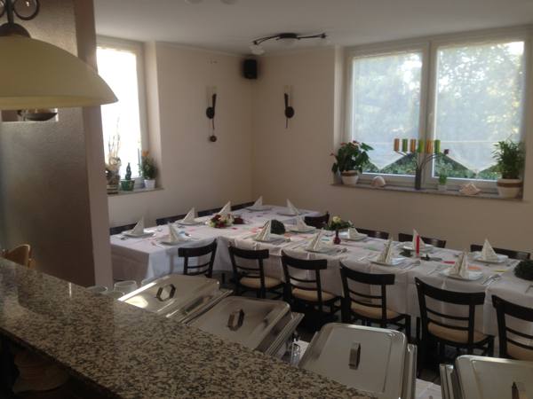 Gastraum mit Buffet