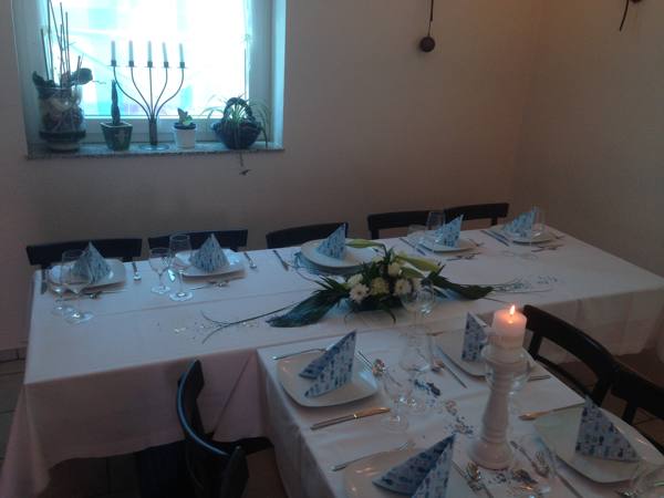 Festlich eingedeckte Tafel
